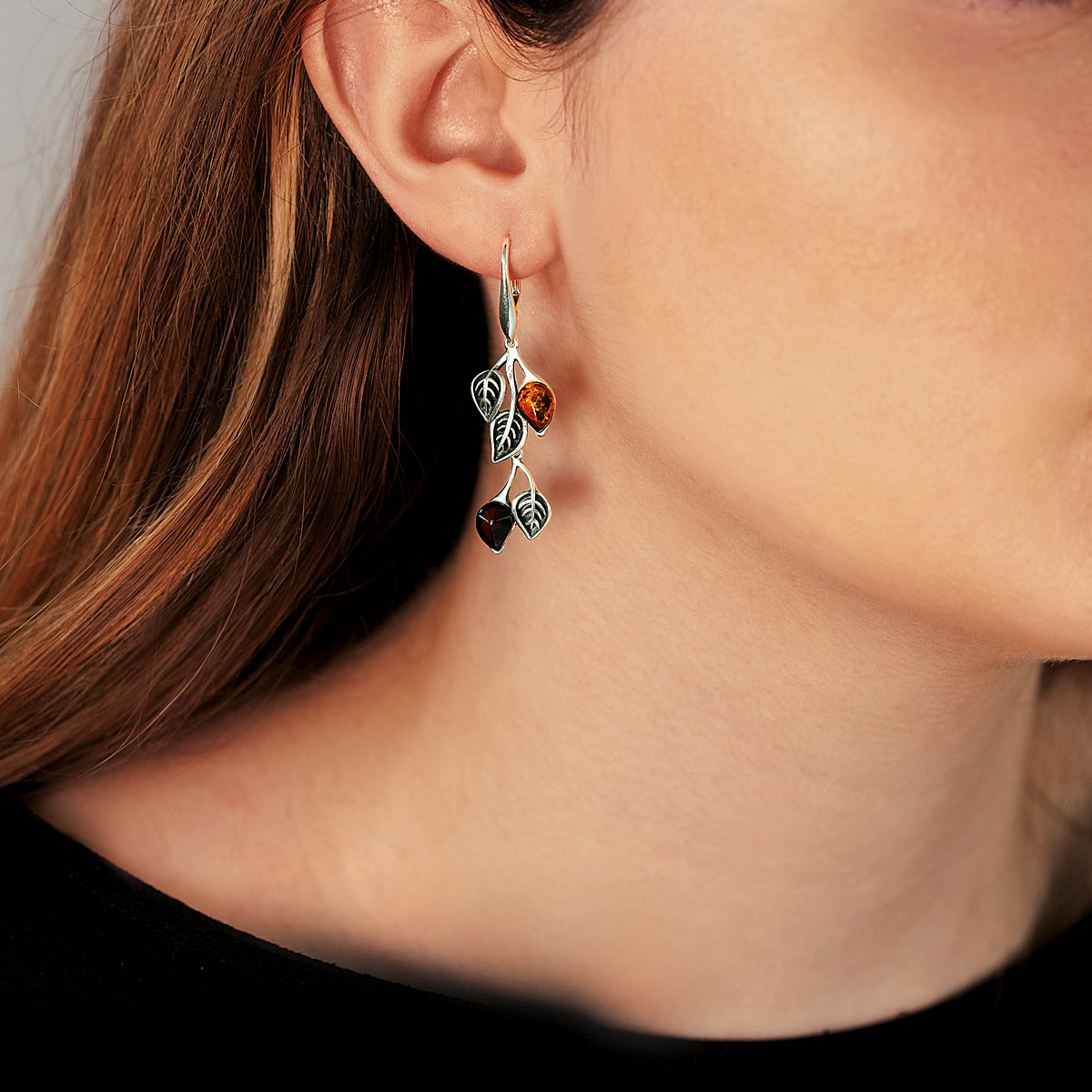 Boucles d'oreilles argent 925 pendants feuilles ambre - vue porté 1