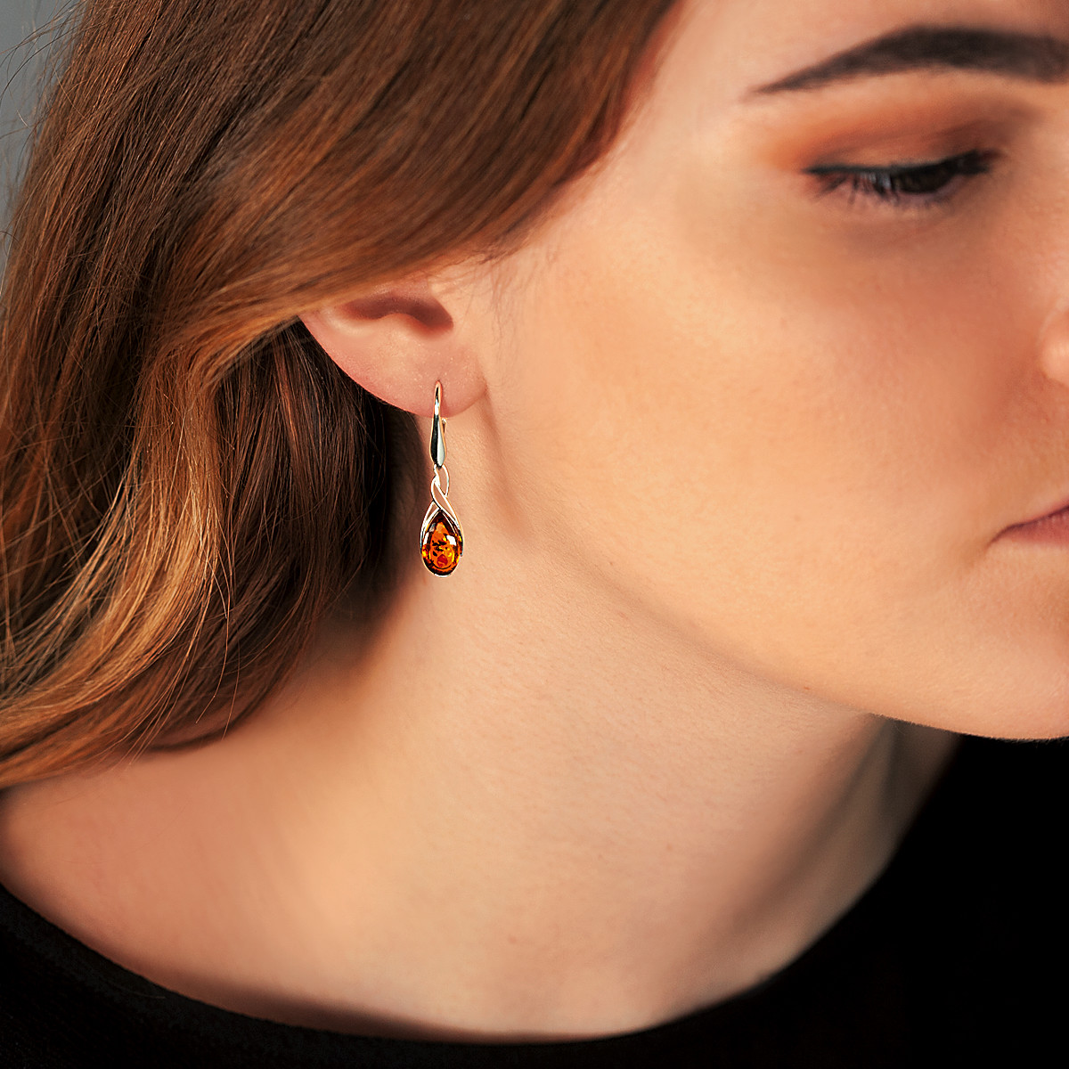 Boucles d'oreilles argent 925 pendants ambre taille poire - vue porté 1
