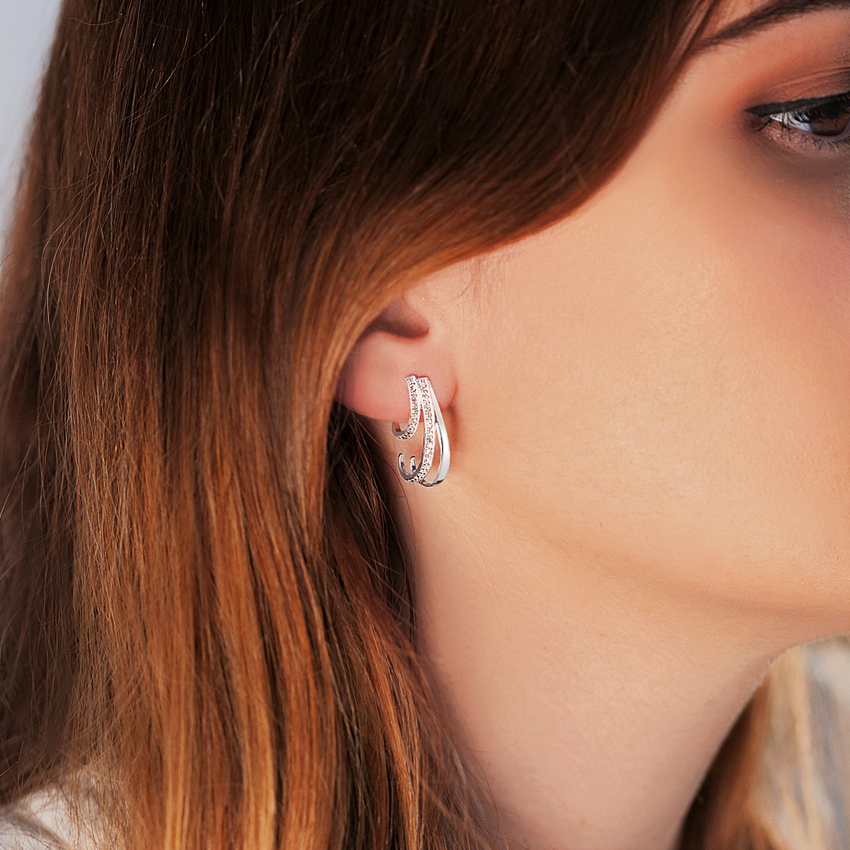 Boucles d'oreilles or 750 blanc diamants - vue porté 1