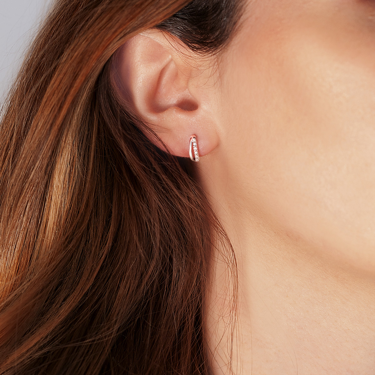 Boucles d'oreilles or 375 blanc diamants - vue porté 1