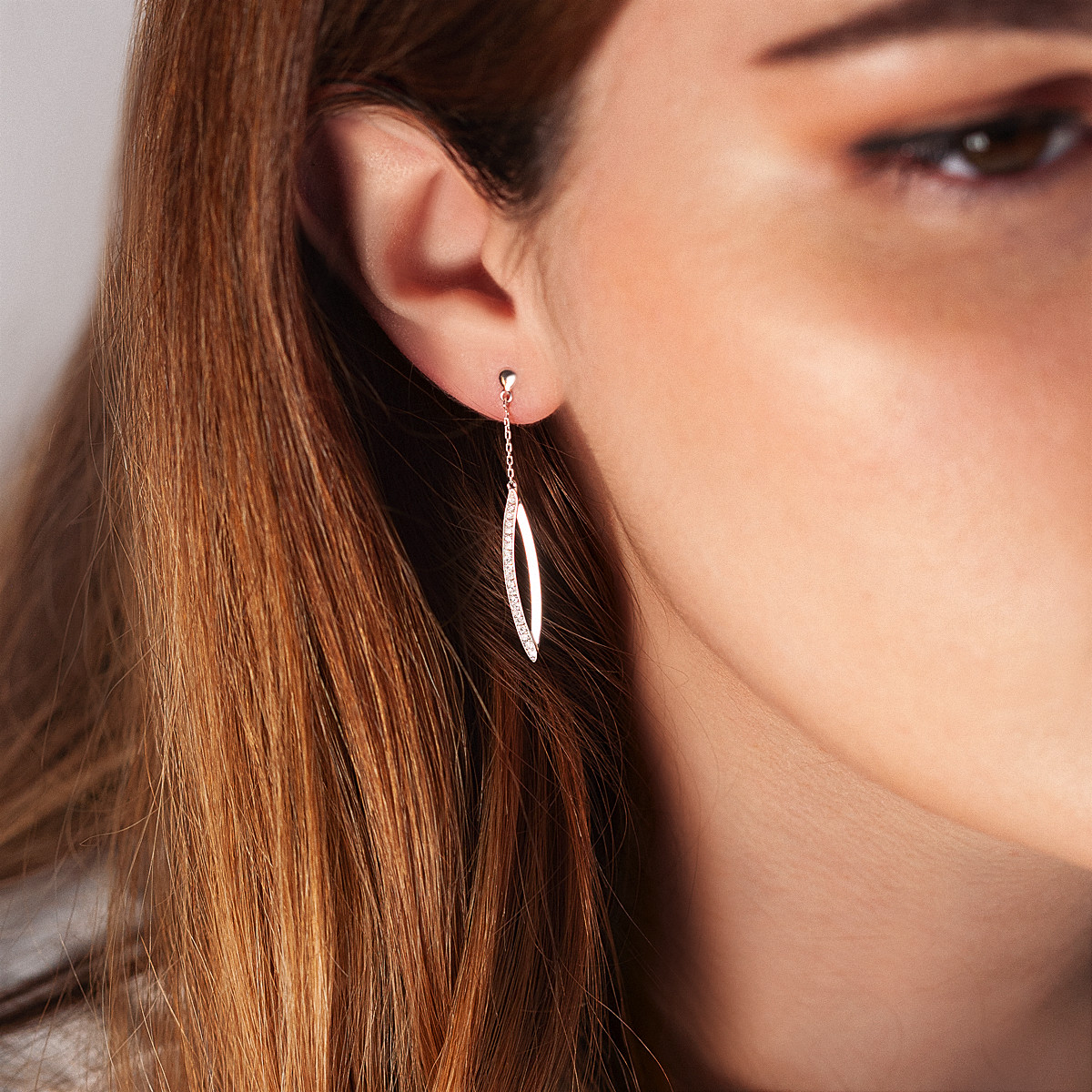 Boucles d'oreilles or blanc 375 pendants diamants - vue porté 1