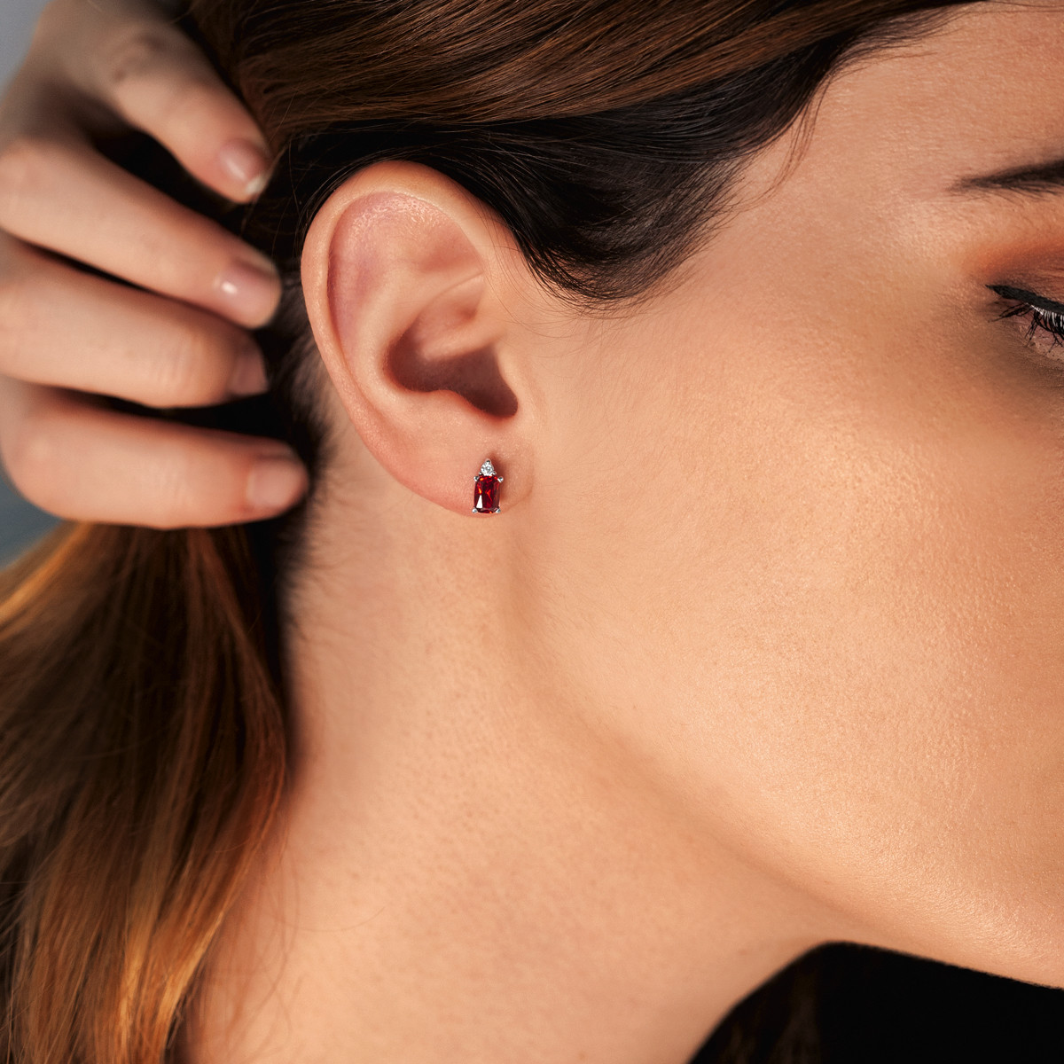 Boucles d'oreilles argent 925 zirconias rouges et blancs - vue porté 1