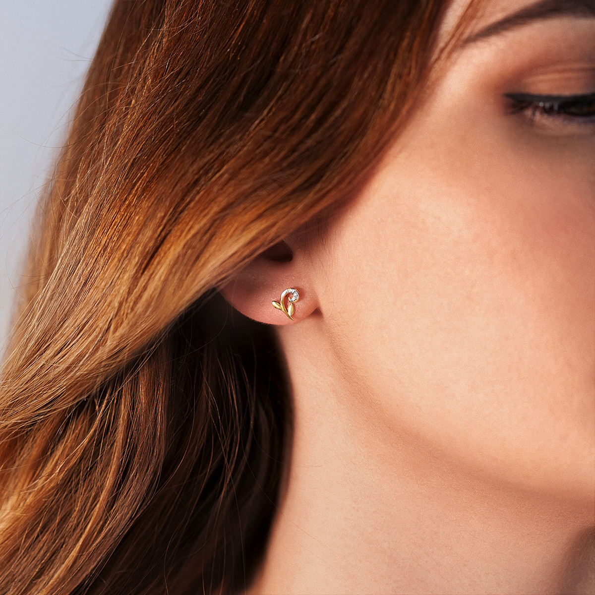 Boucles d'oreilles or 375 2 tons fleurs diamants - vue porté 1