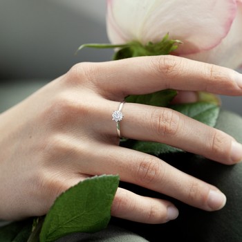 Bague or 750 blanc fleur diamants synthétiques 0,15 carat