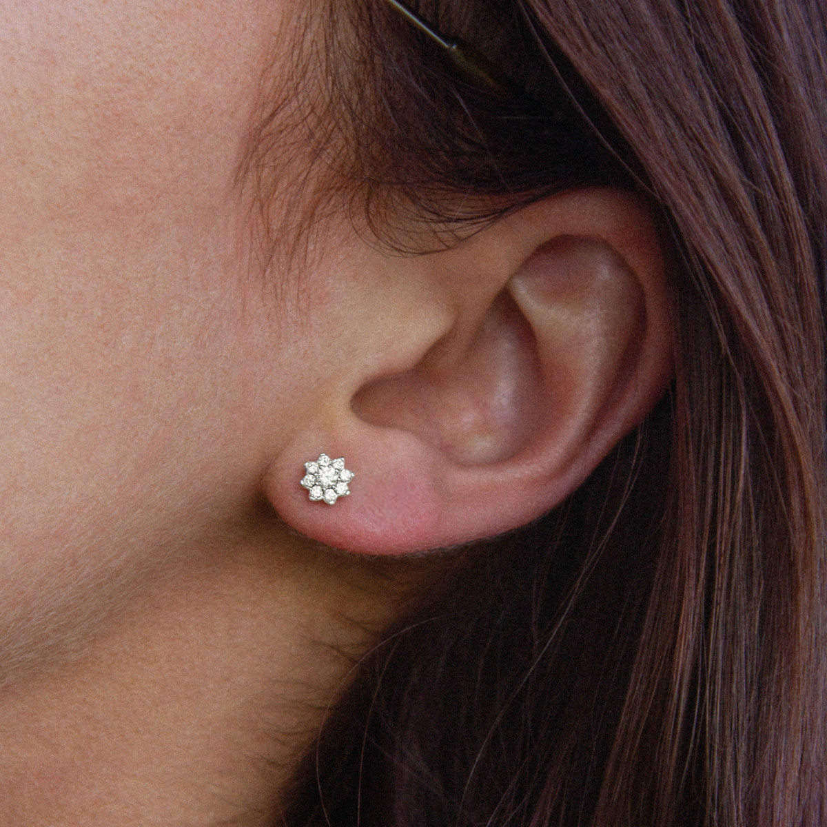 Boucles d'oreille or 750 blanc fleur diamants synthétiques 0.30 carat - vue porté 1
