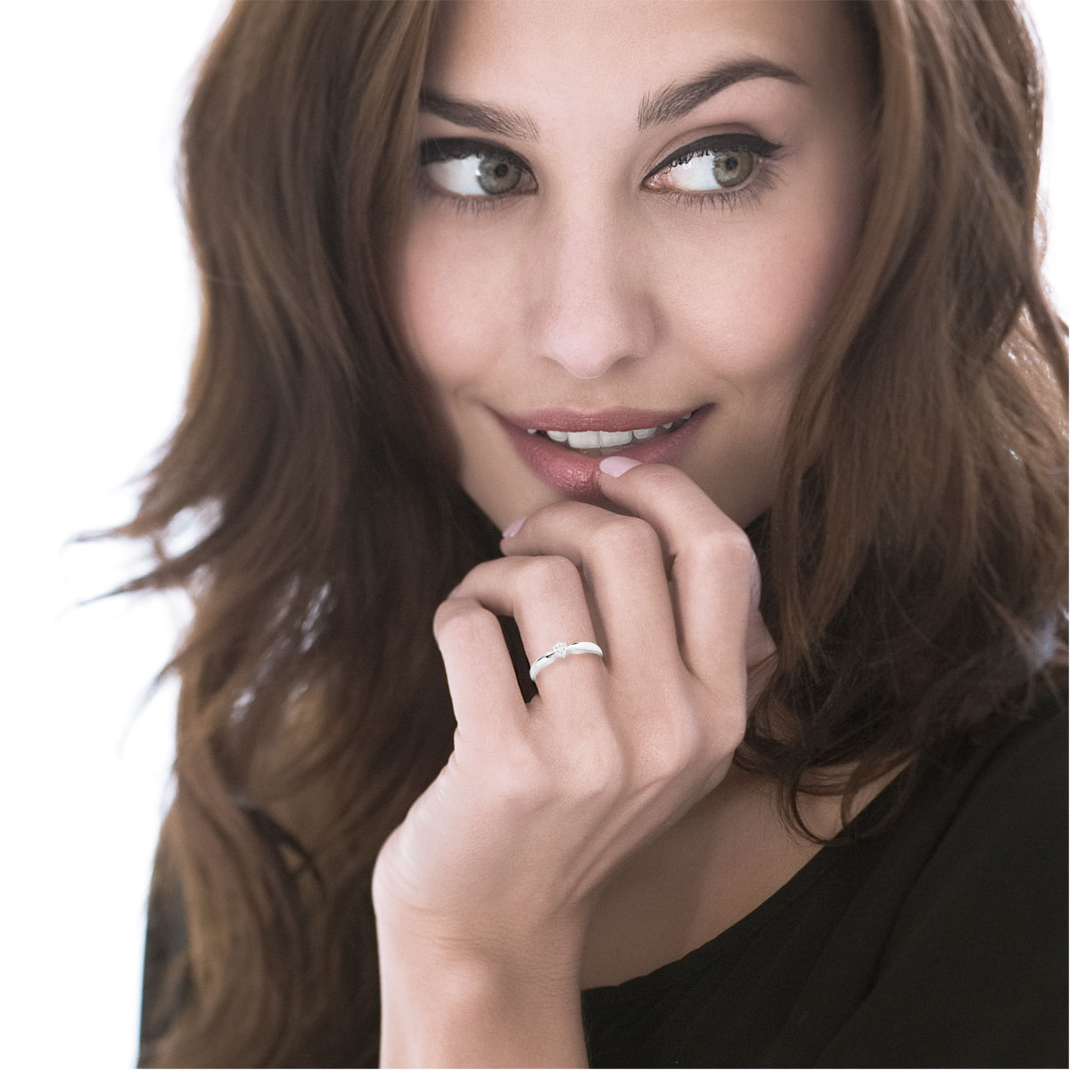 Bague solitaire or blanc 750 diamant 15/100e de carat - vue porté 1