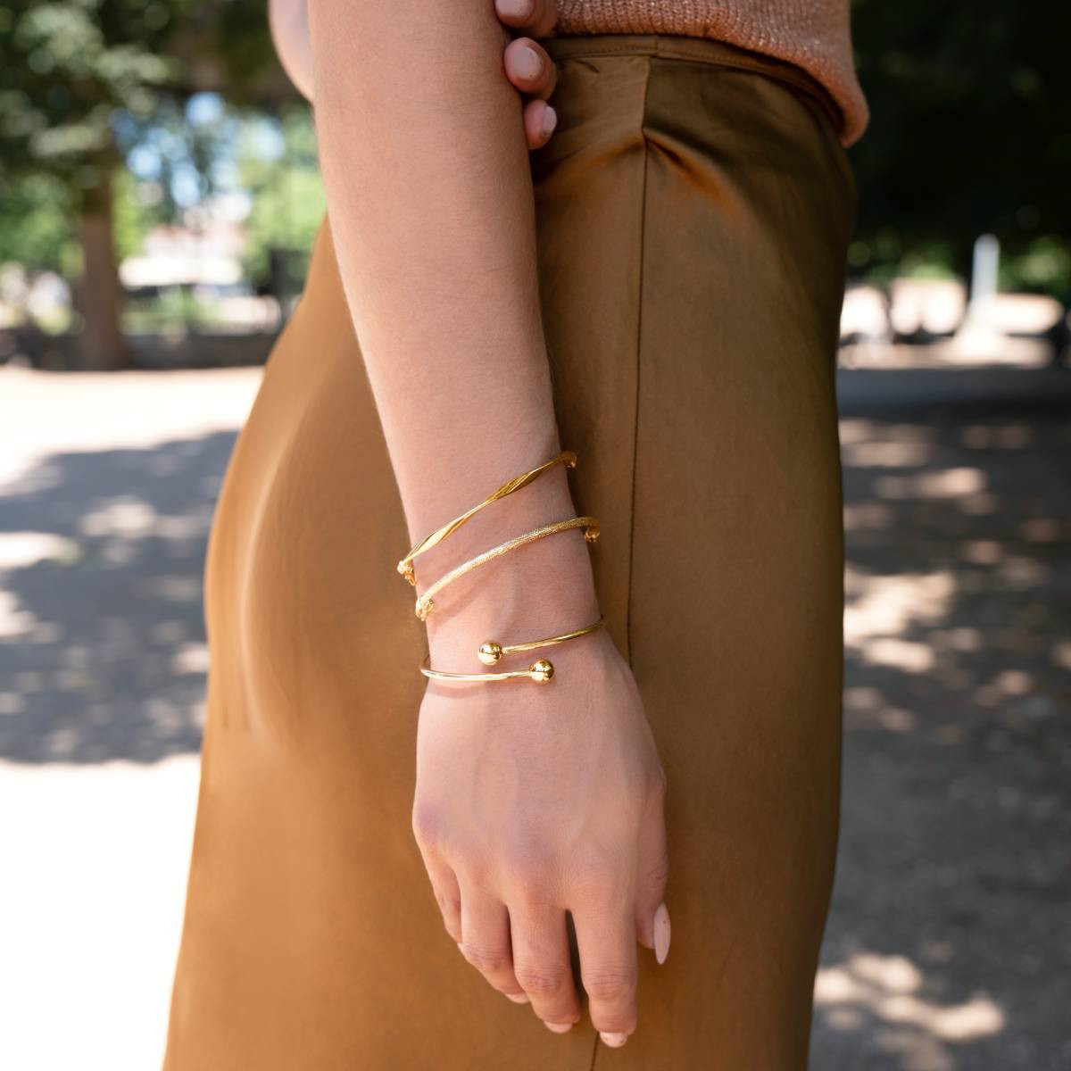 Bracelet jonc or 750 jaune croisillons - vue porté 1