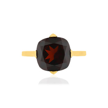 Bague or jaune 750, 1 grenat Rhodolite de 5,13 carats.