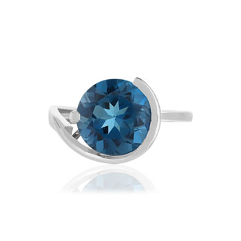 Bague or blanc 750, 1 Topaze London Blue de 5 carats.