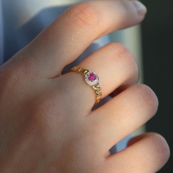 Bague or 375 2 tons, rubis et diamants, motif maille gourmette