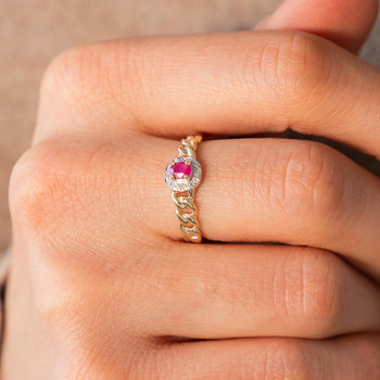 Bague or 375 2 tons, rubis et diamants, motif maille gourmette