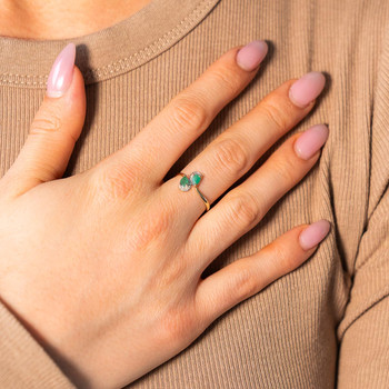 Bague or 375 2 tons, émeraudes, diamants.