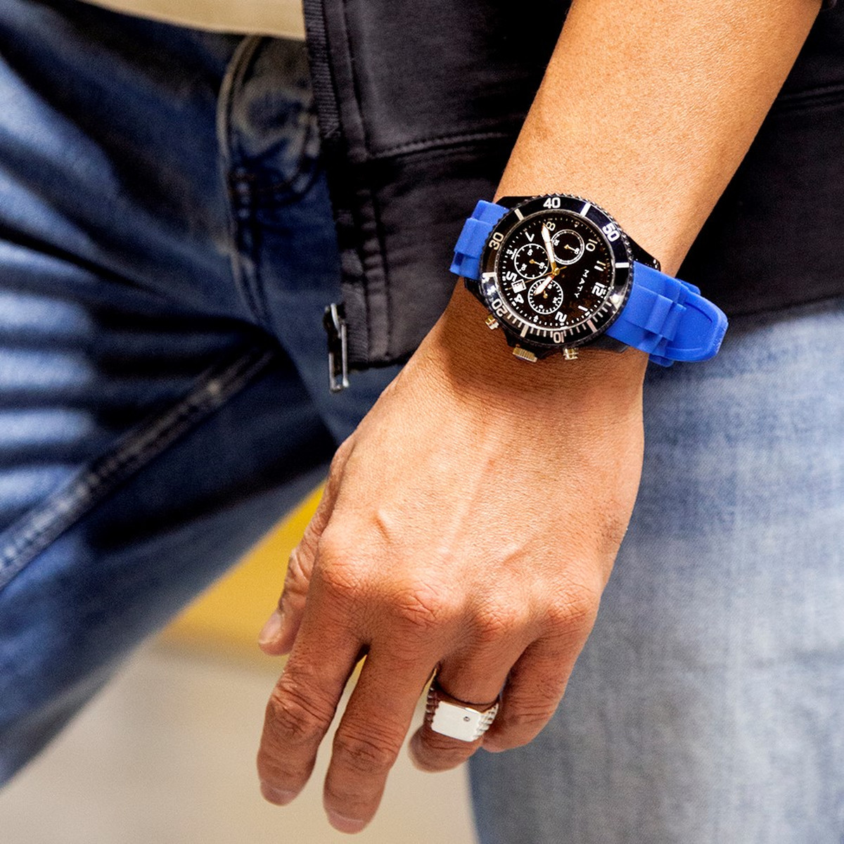 Montre homme plastique bleu bracelet silicone bleu - vue porté 1