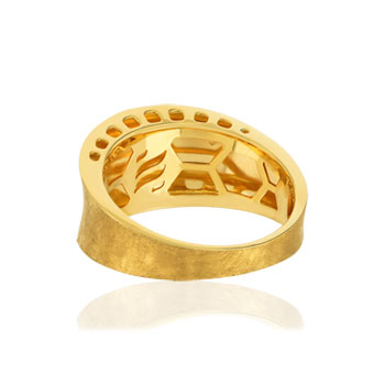 Bague or jaune 375, motif brossé et ciselé.