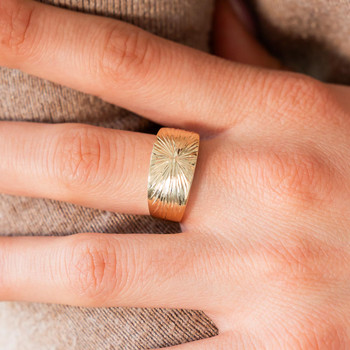Bague or jaune 375, ciselé, motif soleil.