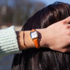 Montre femme dorée bracelet cuir marron clair - vue Vporté 1