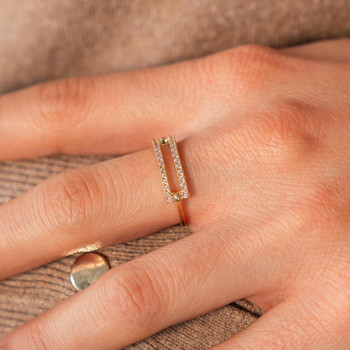 Bague plaqué or motif rectangle serti de zirconias.