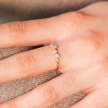 Bague or 375 jaune zirconias blancs