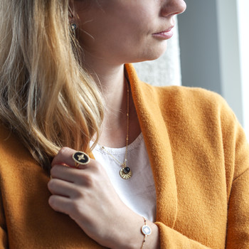 Collier plaqué or médaille strié et pampille en onyx 48 cm