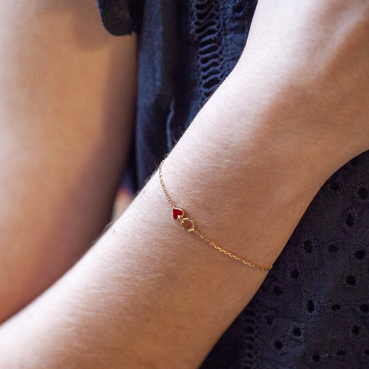 Bracelet plaqué or coeur laque rouge et anneau 18 cm - vue porté 1