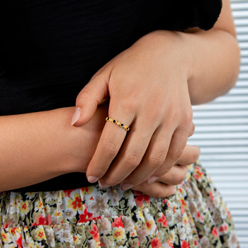 Geelgouden ring met parels, zwarte hars en zirkonia's, rond en diamanten motief.