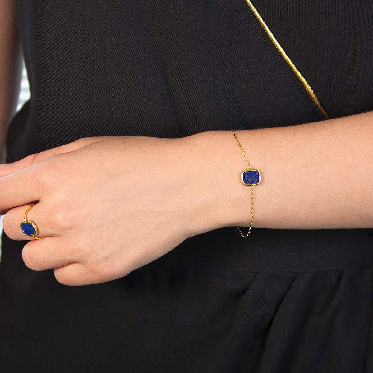 Bracelet or 750 jaune lapis lazuli rectangulaire 18.5 cm. - vue porté 1