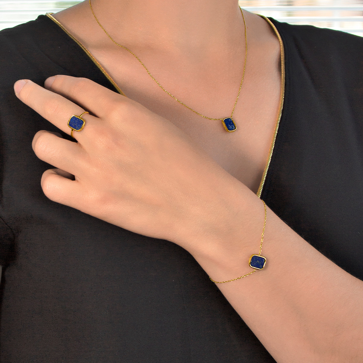 Bracelet or 750 jaune lapis lazuli rectangulaire 18.5 cm. - vue porté 2
