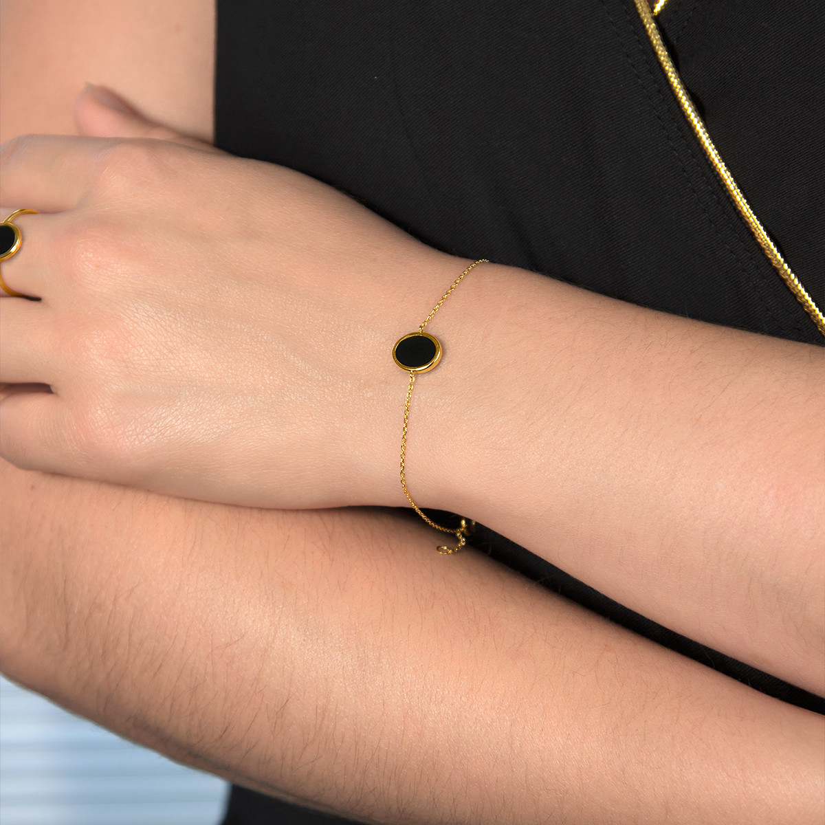 Bracelet or 750 jaune onyx ovale 18.5 cm - vue porté 1