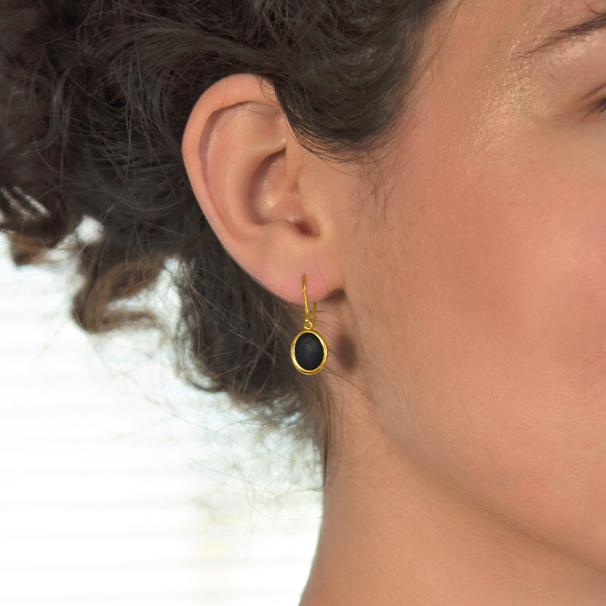 Boucles d'oreilles pendants or 750 jaune onyx ovale. - vue porté 1