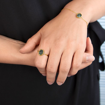Bague or 750 jaune nacre grise ovale.