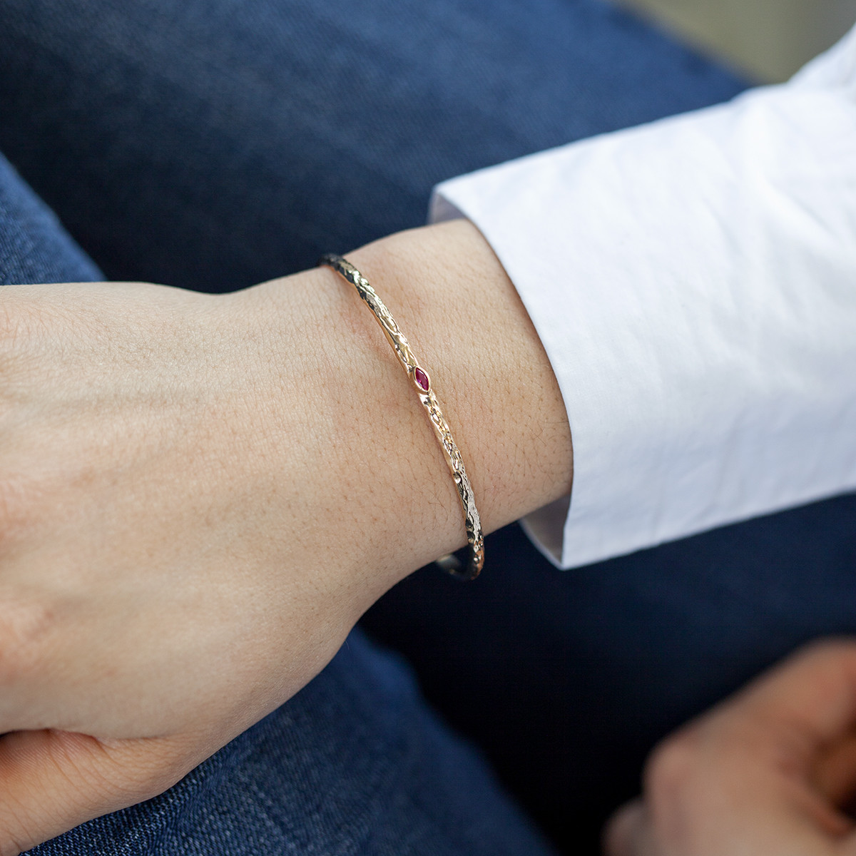 Bracelet plaqué or jaune pierre synthétique rouge - vue porté 1