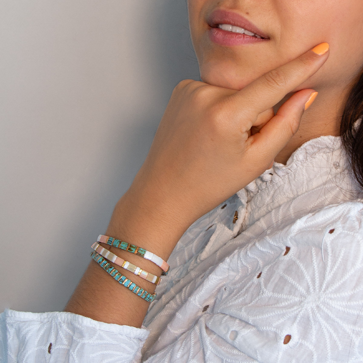 Bracelet élastique perles japonaises MIYUKI en verre émaillé ton orangé - vue porté 2