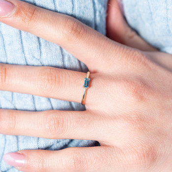 Bague or 375 jaune topaze bleue