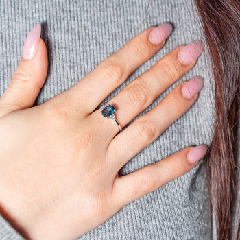 Bague or 375 blanc topaze bleue traitée et zirconias