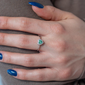 Bague or 375 blanc émeraudes diamants motif coeur