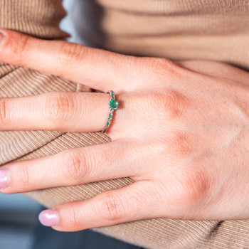 Bague or 375 blanc émeraudes