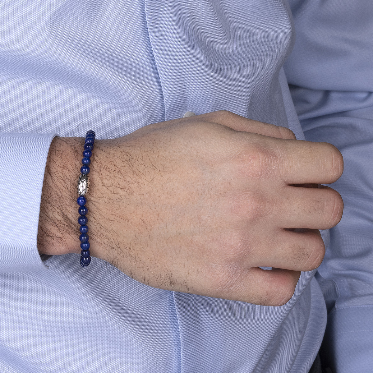 Bracelet perles lapis lazuli et perles argent écailles 19cm - vue porté 1