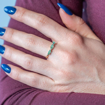 Bague or 375 2 tons 3 émeraudes ovales et diamants
