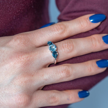 Bague or 375 blanc topazes bleues traitées