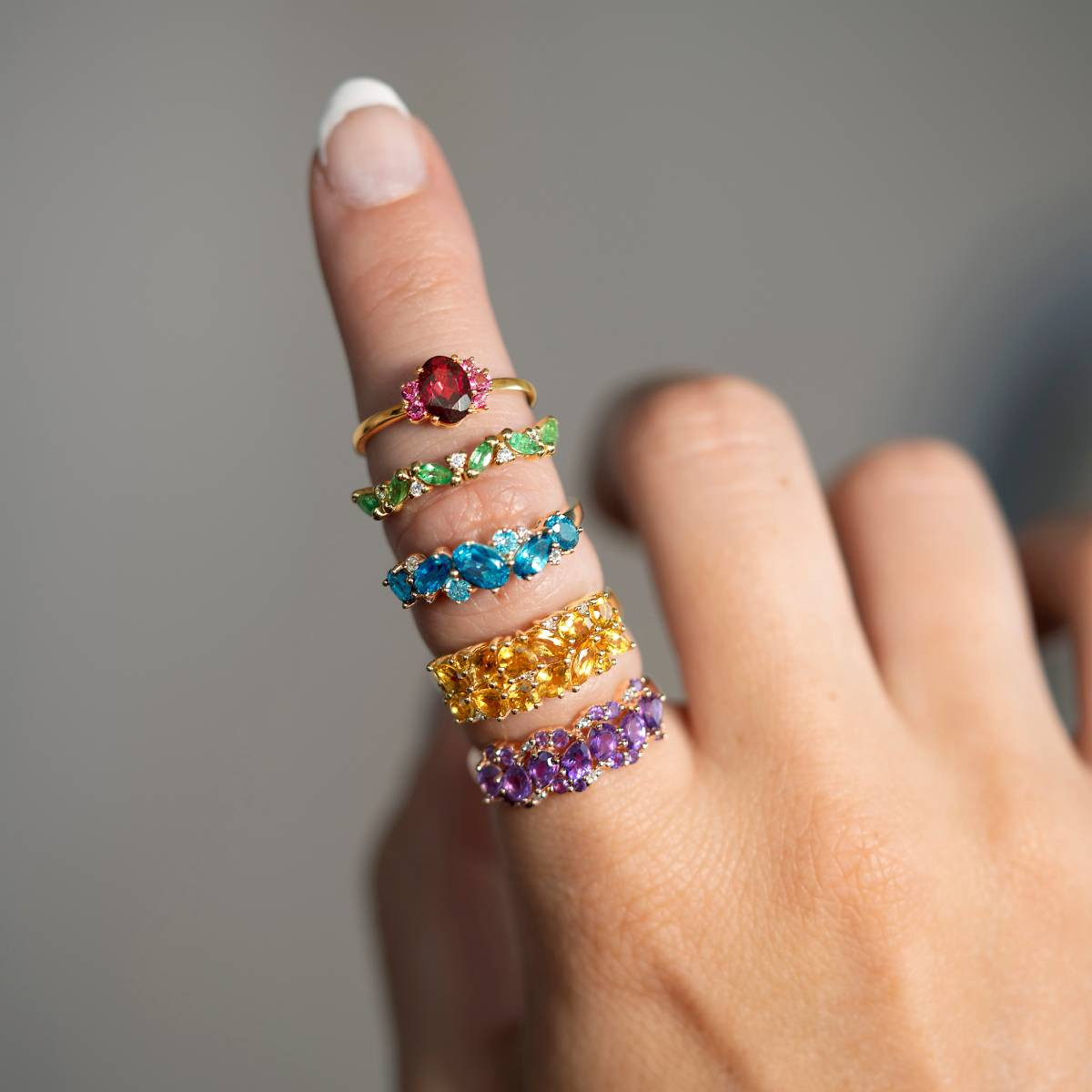 Bague or 375 rose améthystes et diamants - vue porté 2