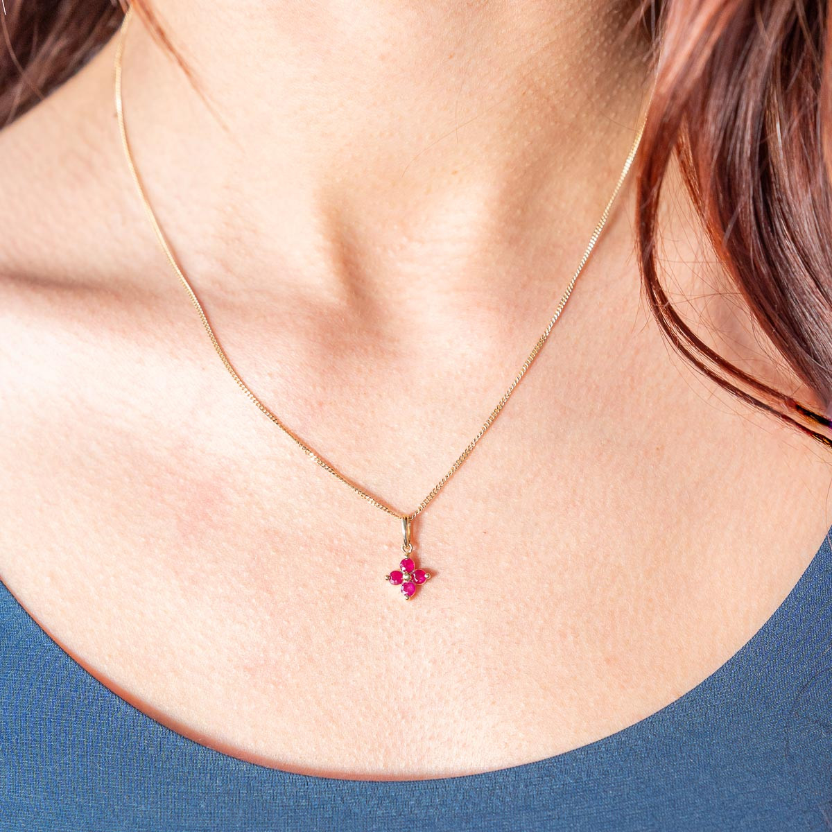 Pendentif or 750 jaune fleur rubis - vue porté 1