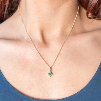 Pendentif or 750 jaune fleur émeraudes