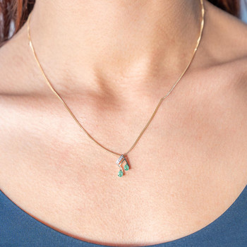 Pendentif or 375 2 tons note de musique diamants et émeraudes