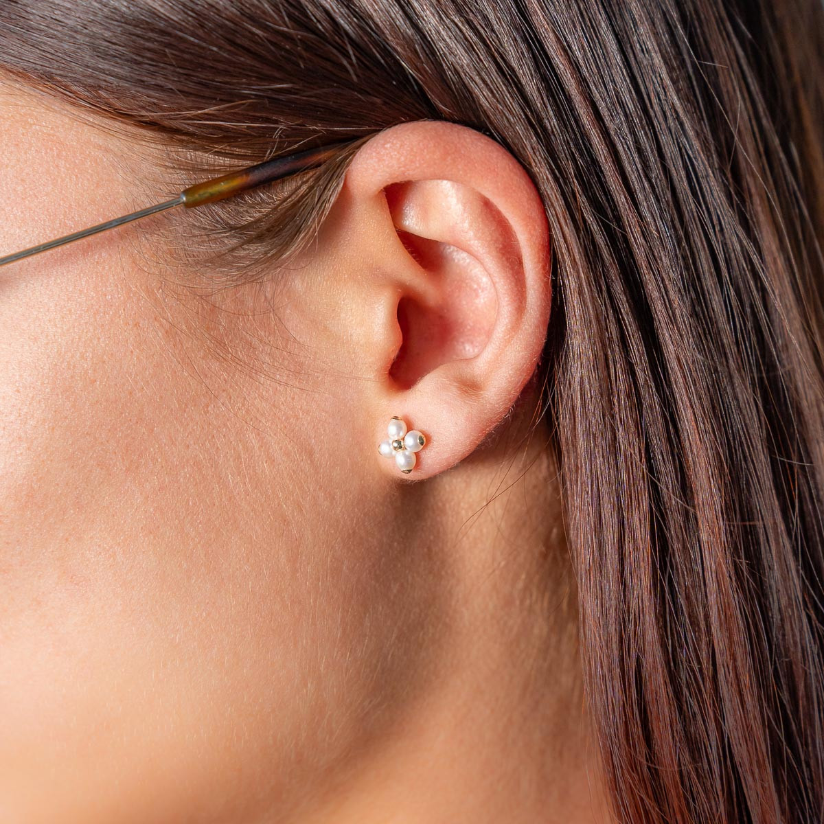 Boucles d'oreilles or 375 jaune fleur perles de culture - vue porté 1