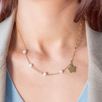 Collier acier doré 4 perles d'eau douce et 1 pampille fleur 45 cm