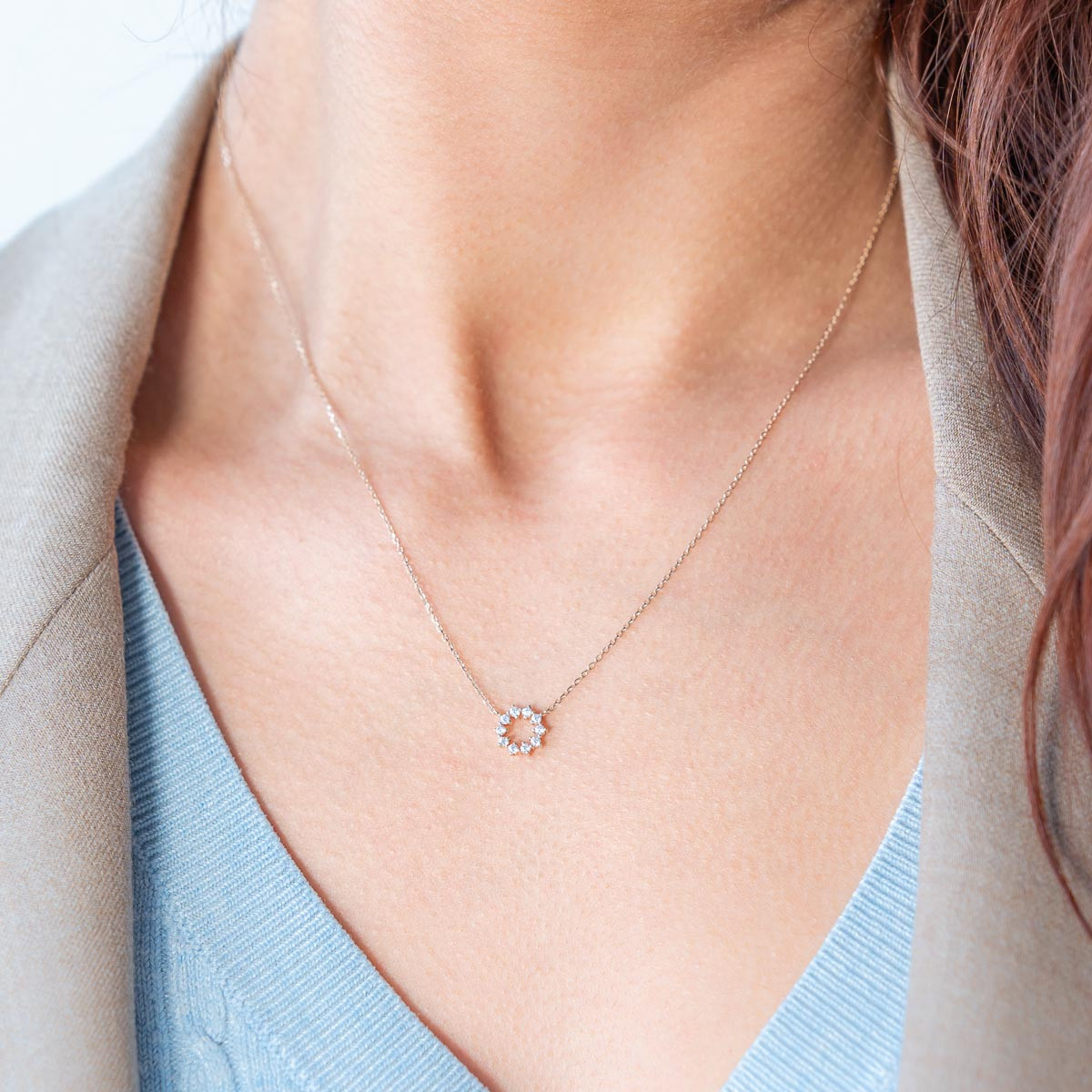 Collier or 375 jaune 10 zirconias 45 cm - vue porté 1