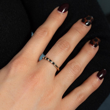 Bague or 375 jaune résine noire et zirconias.