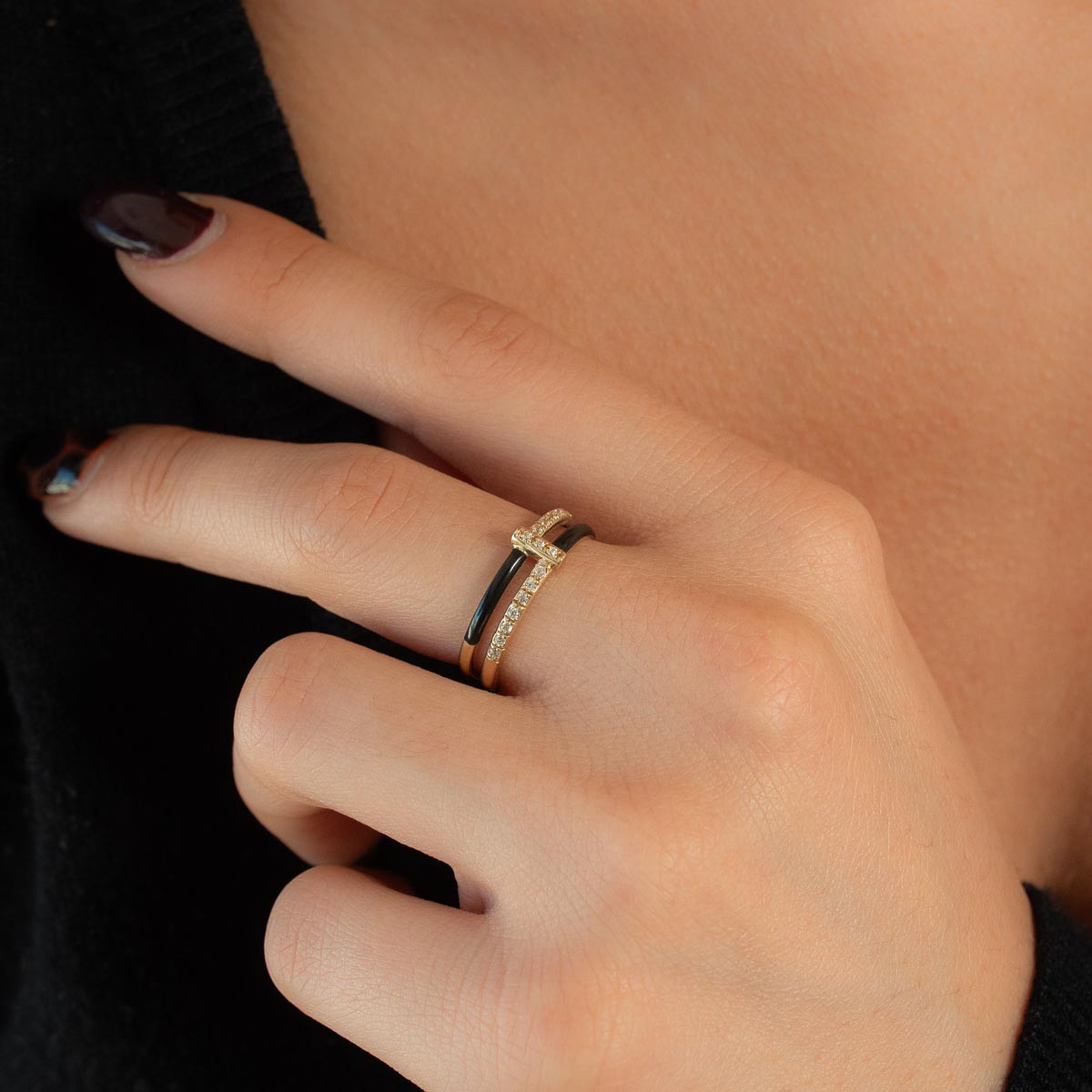 Bague or 375 jaune résine noire et zirconias - vue porté 1