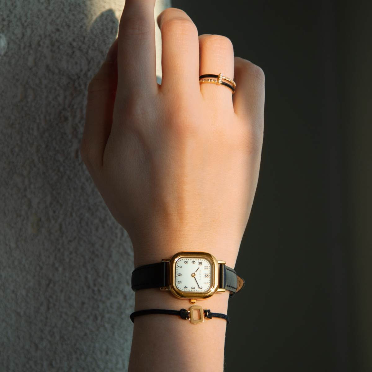 Bague or 375 jaune résine noire et zirconias - vue porté 2