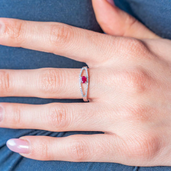 Bague or 375 blanc rubis et diamants